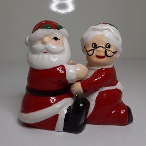 Santa and Mrs Clause Hugging Salt & Pepper Shakers